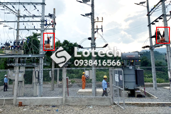 Máy biến áp cấp nguồn Recloser loại khô 1 pha 2 sứ lắp đặt ngoài trời