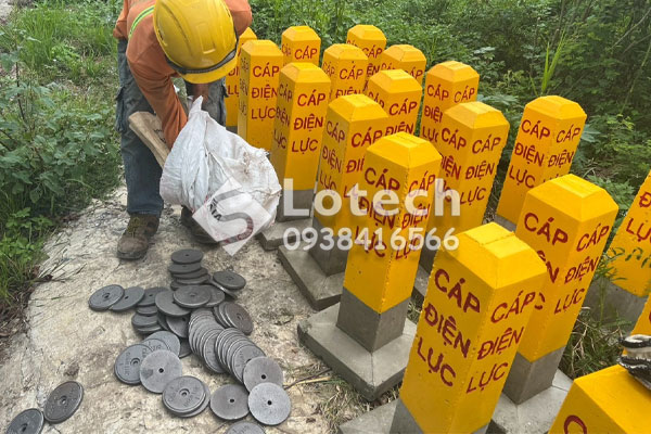 Báo Giá Các Loại Mốc Gang, Mốc Sứ, Cọc Bê Tông Báo Cáp