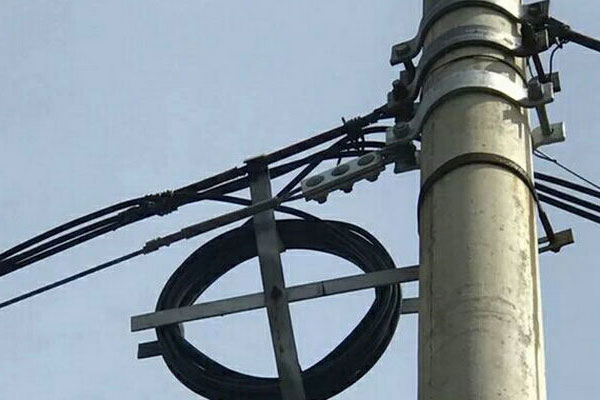 Bộ gông treo cáp quang ADSS lắp đặt trên cột tròn
