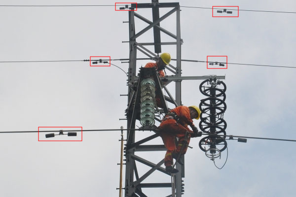 Lắp đặt tạ chống rung trên đường dây