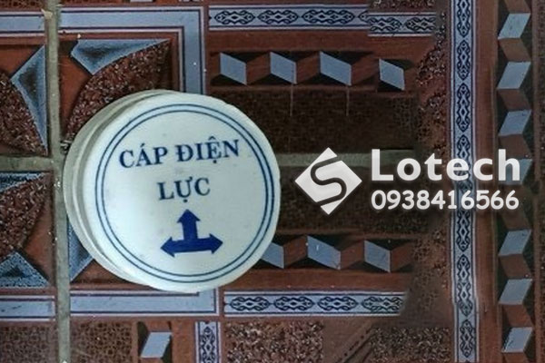 Mốc sứ đánh dấu cáp hạ thế 3 mũi tên