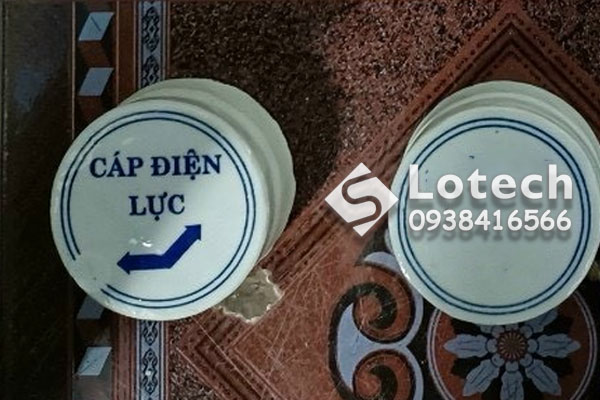 Mốc sứ báo cáp điện lực 2 mũi tên