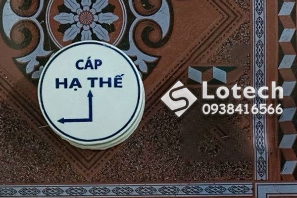 Mốc sứ báo cáp hạ thế mũi tên góc
