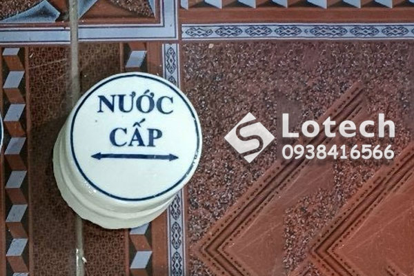 Mốc sứ báo hiệu ống cấp nước mũi tên thẳng