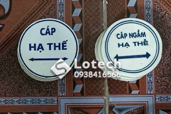 Mốc sứ cảnh báo cáp ngầm hạ thế mũi tên thẳng