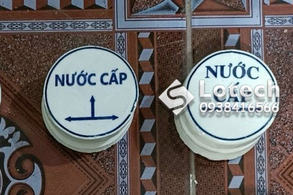 Mốc sứ cảnh báo hệ thống cấp nước ngầm vị trí ngã 3