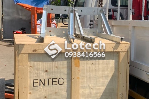 Recloser ENTEC cấp kèm giá lắp