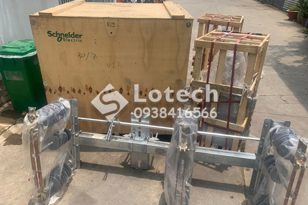 Recloser Schneider U27 và máy biến áp cấp nguồn sẵn sàng giao hàng tận công trình