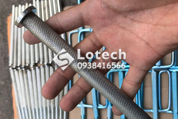 Thân ty leo trụ điện