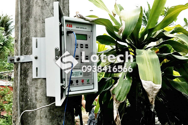 Bộ điều khiển tụ bù CQ900 ABB lắp đặt trên trụ