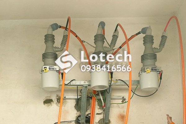 Bộ 3 dao cắt tụ bù UltraVAC-20 lắp đặt trong nhà